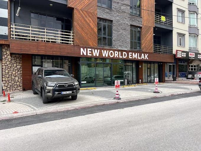 New World Emlak mağaza önü